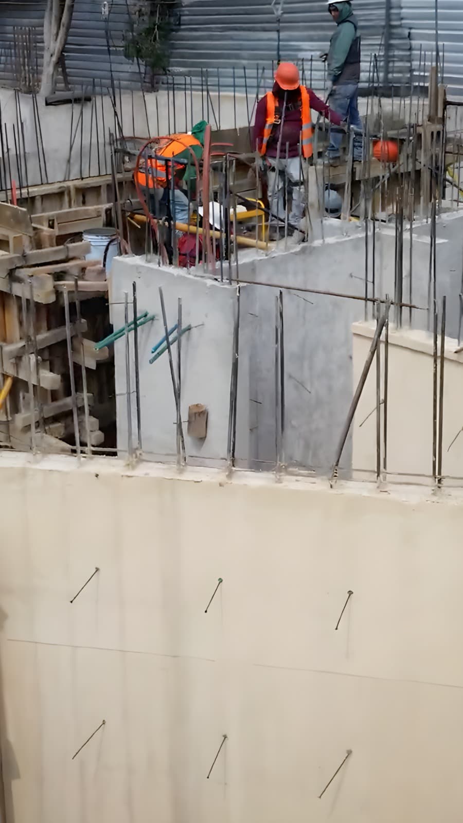 Proceso de cimbrado con moños en obra de construcción