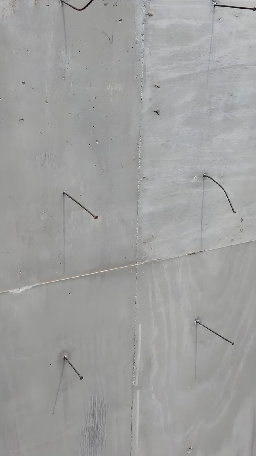 Moños instalados en muro de concreto - vista de acabado final
