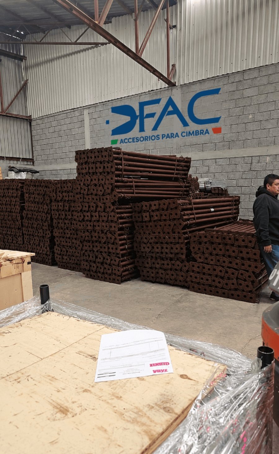 Vista panorámica de puntales metálicos extensibles almacenados en bodega DFAC