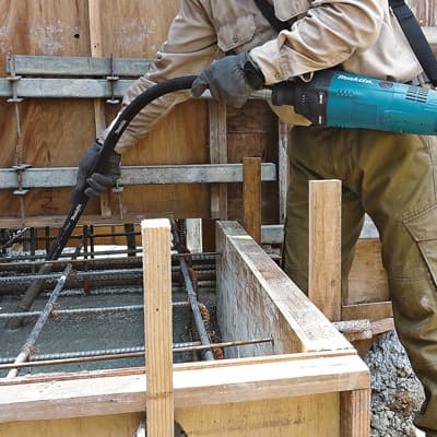 Vibrador para concreto eléctrico Makita en uso durante colado en obra